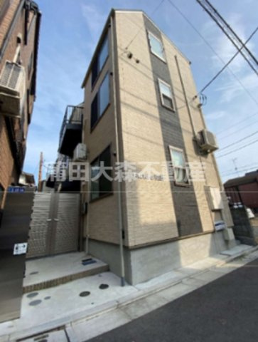 FERIO(フェリオ羽田の外観|2019年8月築　木造地上3階建て総戸数11戸　オートロック付きの賃貸アパート　京急空港線穴守稲荷駅最寄りの東京都大田区羽田6丁目　宅配BOXBS/CS