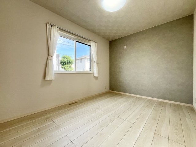 筑西市八丁台の洋室|〇洋室　6帖〇
アクセントクロスがお洒落な洋室。ウォークインクローゼット付きで大切なお洋服もしっかり収納できます♪
2026年10月撮影