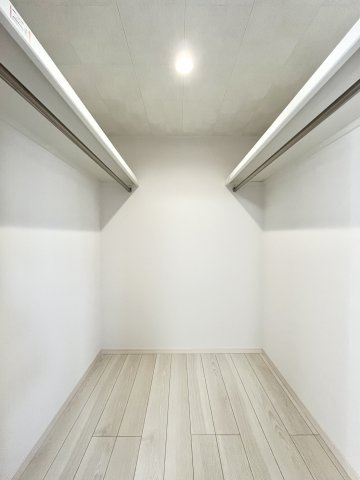 筑西市八丁台の収納|〇ウォークインクローゼット〇
パイプや枕棚で空間を立体的に使います。衣類の種類や使用頻度に合わせて整頓できます♪
2026年10月撮影