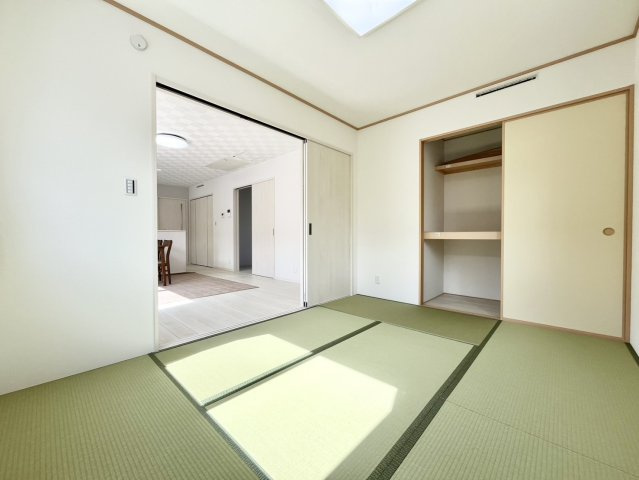 筑西市八丁台の和室|〇和室　6帖〇
リビングと続き間の和室です。日差しが注ぎ、心地よい空間です（＾＾）
2026年10月撮影