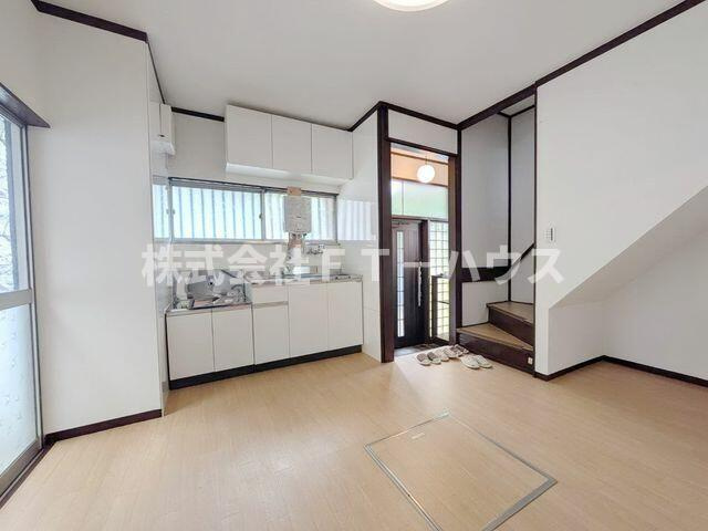 西佐津間１丁目戸建の居間・リビング
