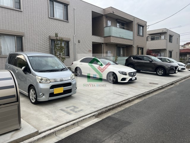 フィカーサ西東京B棟の駐車場