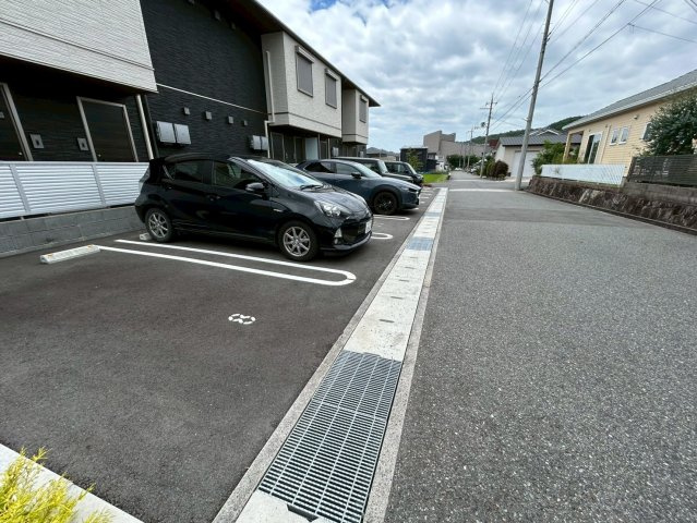 クリスタルの駐車場