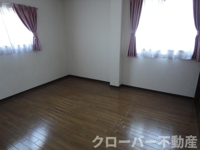 グランディア木太の内装|洋室北（カーテンなし）