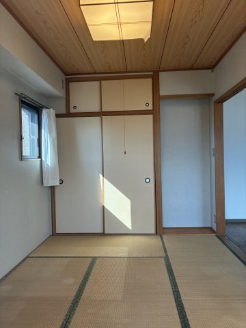 グランドール西条弐番館の和室|リビング横の和室は南・西の2面採光で明るい空間。押し入れと床の間を備え、収納力と和の趣も魅力です！