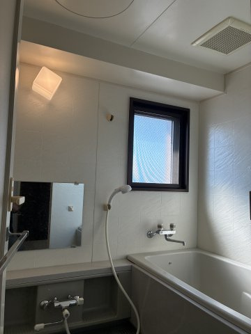 グランドール西条弐番館の浴室|角部屋ならではの窓付き浴室。自然光を取り込める、明るく換気もしやすい空間です。