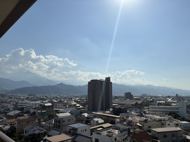 グランドール西条弐番館の展望|目の前に広がる開放的な眺望。視界を遮られにくく、遠くまで見渡せる景色が魅力です。