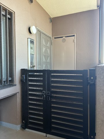 グランドール西条弐番館のその他共用部分|角部屋ならではの専用門扉付き。独立性が高く、プライベート感のある玄関まわりが魅力です。