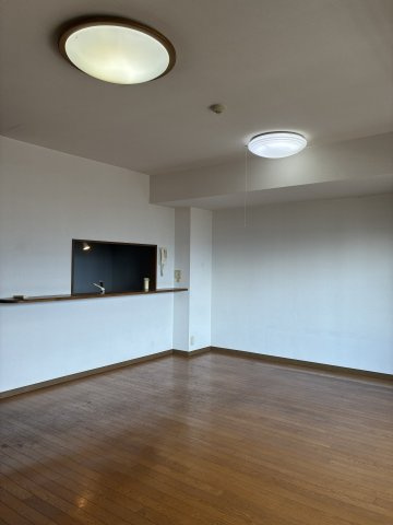 グランドール西条弐番館の居間・リビング|9階部分の角部屋で、開放感のある暮らし！南側バルコニーで明るい日差しを取り込みやすく、ゆったりとした毎日をお過ごしいただけます！
