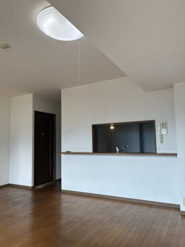 グランドール西条弐番館の居間・リビング|9階部分の角部屋で、開放感のある暮らし！南側バルコニーで明るい日差しを取り込みやすく、ゆったりとした毎日をお過ごしいただけます！