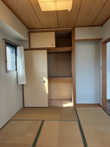 グランドール西条弐番館の和室|リビング横の和室は南・西の2面採光で明るい空間。押し入れと床の間を備え、収納力と和の趣も魅力です！