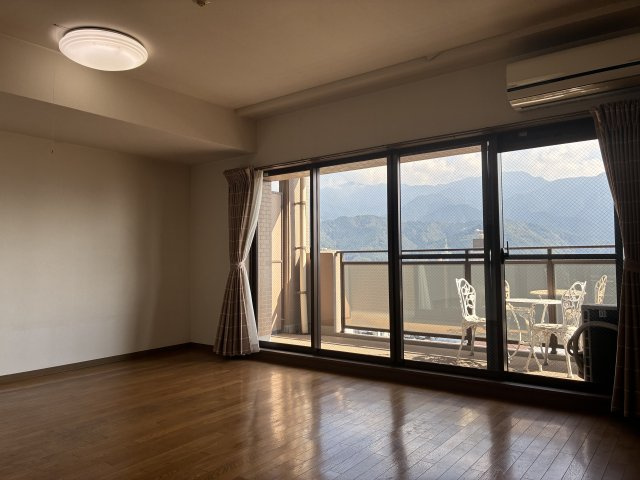 グランドール西条弐番館の居間・リビング|9階部分の角部屋で、開放感のある暮らし！南側バルコニーで明るい日差しを取り込みやすく、ゆったりとした毎日をお過ごしいただけます！