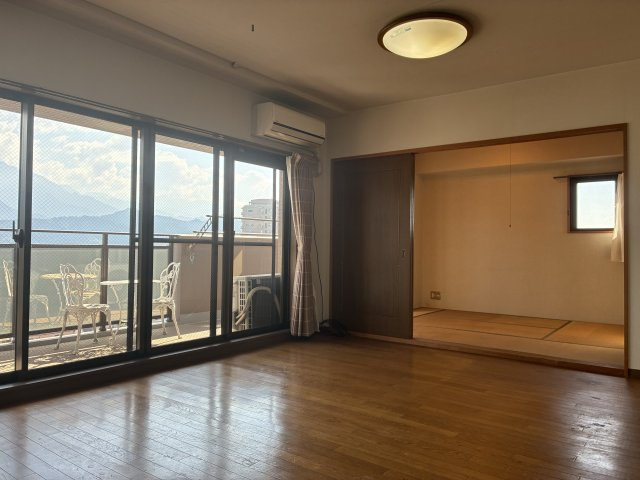 グランドール西条弐番館の居間・リビング|9階部分の角部屋で、開放感のある暮らしを！南側バルコニーで明るい日差しを取り込みやすく、ゆったりとした毎日をお過ごしいただけます！