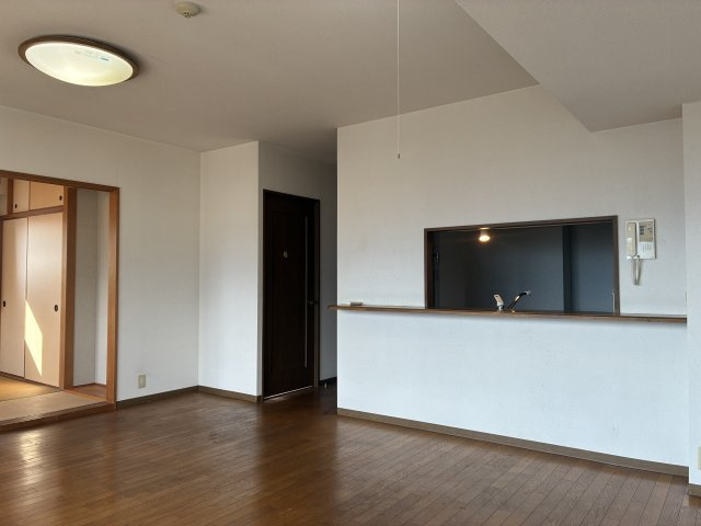 グランドール西条弐番館の居間・リビング|9階部分の角部屋で、開放感のある暮らしを！南側バルコニーで明るい日差しを取り込みやすく、ゆったりとした毎日をお過ごしいただけます！