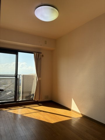 グランドール西条弐番館の洋室|西側の窓から眺望を楽しめる洋室！採光も良好で、明るく快適な空間です！