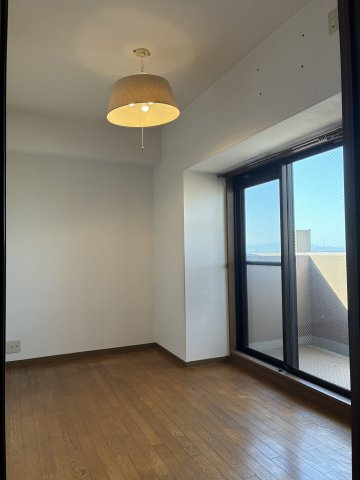 グランドール西条弐番館の洋室|北西側の洋室は約5.2帖！寝室や子ども部屋、書斎など多目的に活用できます♪