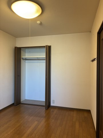 グランドール西条弐番館の洋室|北東側の洋室は約6帖。寝室や子ども部屋など、さまざまな用途に活用できます！