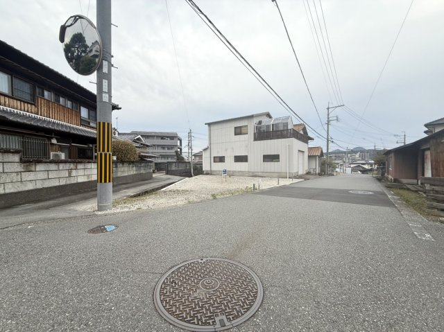 三田市南が丘１丁目　土地の前面道路含む現地写真|利便性と豊かな自然が調和した、快適で心安らぐ住環境です。