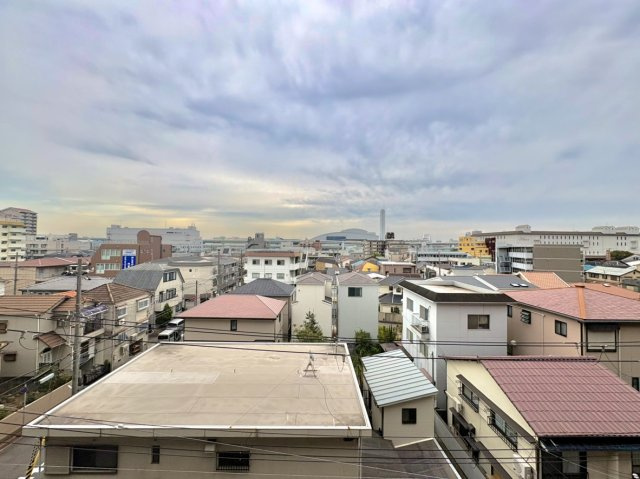ライオンズガーデン魚崎壱番館の展望|心地よい風が吹き抜ける、南向きバルコニーからの開けた眺望。目の前を遮るものがないため陽当りも非常によく、お洗濯物もカラッと気持ちよく乾きます。明るく快適な住環境をぜひ現地でお確かめください
