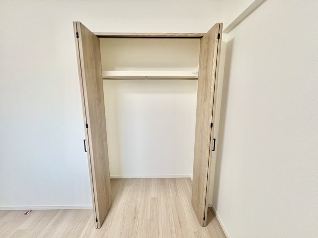 ライオンズガーデン魚崎壱番館の収納|折れ戸が大きく開き、中の荷物が一目でわかる使い勝手の良いクローゼット。ハンガーパイプと枕棚付きで衣類や小物を効率よく整理でき、約4.8帖のお部屋を家具で狭めることなく、広くスマートに使えます。