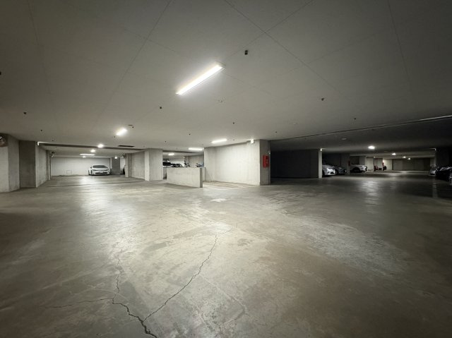 雨や雪から大切な愛車を守る、広々とした自走式の地下駐車場完備。夜間も明るく、防犯面も安心です。