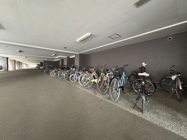 雨風を防げる屋根付きの広い自転車置場。整理整頓されており、毎日スムーズに出し入れができます。