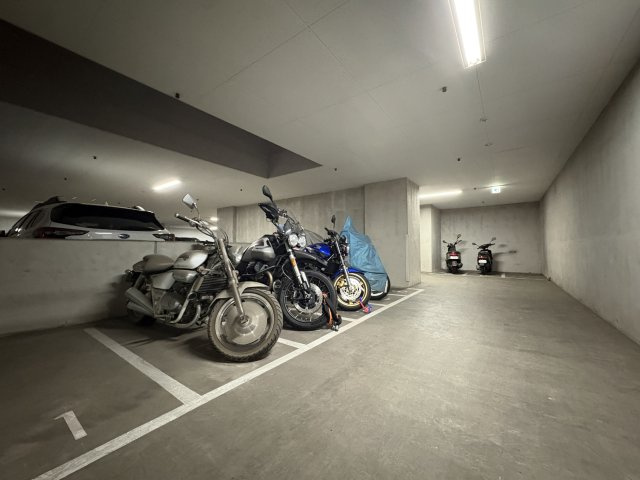 ゆとりあるスペースが確保された、安心の屋内バイク置場。大切な愛車を雨雪からしっかり守ります。