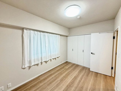【寝室】 | 帝塚山ガーデンズ | 穏やかな光が差し込む室内には、穏やかな時間が流れます。休日には、落ち着いた空間で自分の趣味を楽しむのはいかがですか。