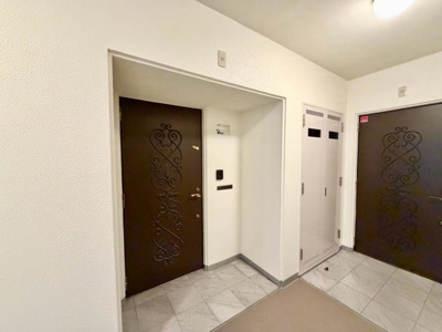 【エントランス】 | 帝塚山ガーデンズ | 内廊下仕様です。雨の日もストレスなくアクセスできます。ホテルライクなお住まいです。