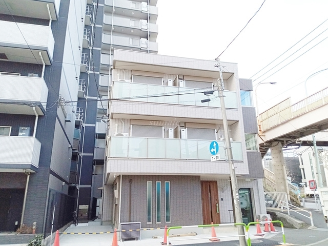 メゾンドクレールの外観|鉄骨3階建てです☆