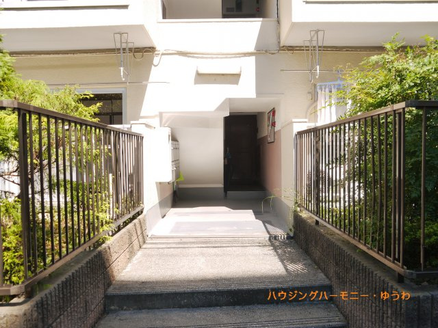 【エントランス】 | 三田志村コーポ | 清廉とされたエントランスになっています。