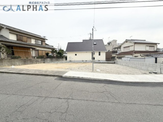 【前面道路含む現地写真】 | 明石市魚住町金ケ崎　新築戸建 | ◆前面道路は広々しており、駐車も楽々♪
車種にもよりますが、駐車4台可能♪