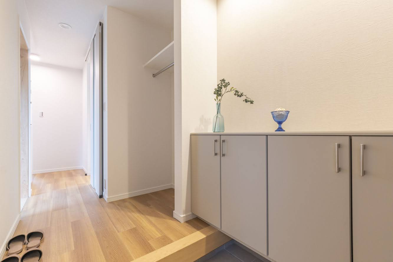 守山市伊勢町　中古戸建の玄関