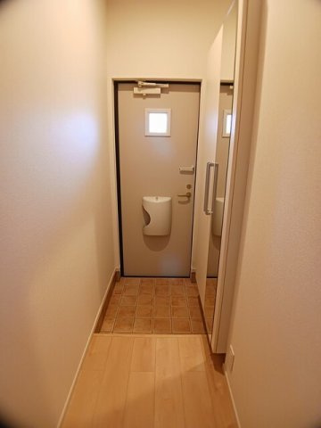 ヴァイオレット弐番館の玄関