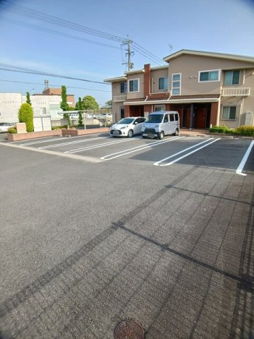 ヴァイオレット弐番館の駐車場
