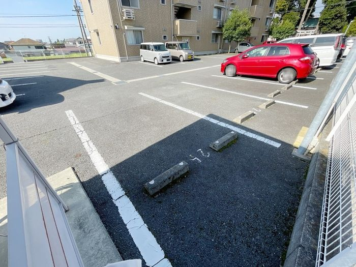 カーサ グランドゥールの駐車場