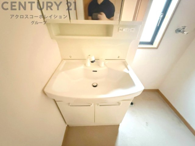化粧品や洗顔料、歯ブラシなどの必需品をまとめて置ける収納スペースがあり、使用するたびに取り出す手間が省けます。また、水回りのため、濡れても大丈夫な素材が使用されており、お手入れが簡単です。