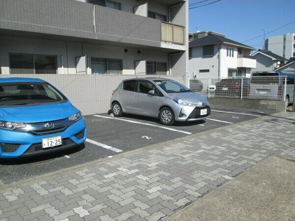 メゾンラフィネ IIの駐車場