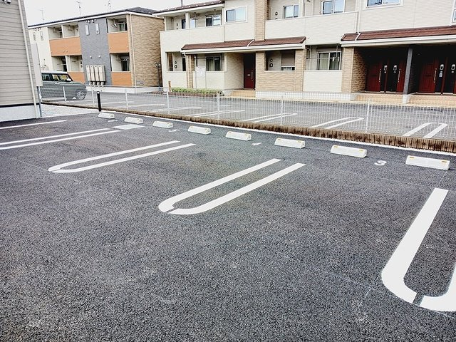 カーム　エレガントの駐車場