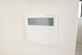 【発電・温水設備】 | 【仲介手数料無料！！】八王子市北野台3丁目　新築戸建て（全1棟）1号棟　4999万円 | 床暖房コントロールパネル
