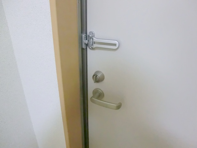 第九アサヒハイツのセキュリティ|ドアチェーン付いてます。