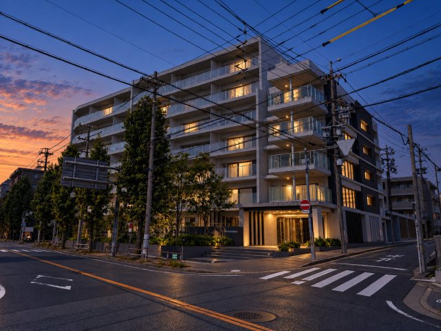 シティハウス上社ヒルズの外観|夕景の外観。植栽と照明に彩られたエントランスまわり