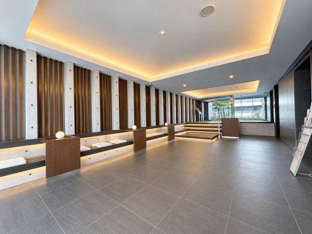 シティハウス上社ヒルズのロビー|木調ルーバーと間接照明が落ち着いた雰囲気のエントランスロビー