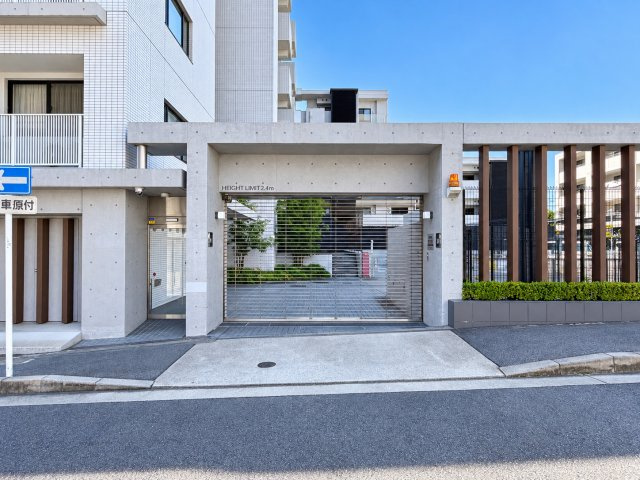 シティハウス上社ヒルズの駐車場|駐車場出入口は電動シャッターゲート付き（高さ制限2.4m）