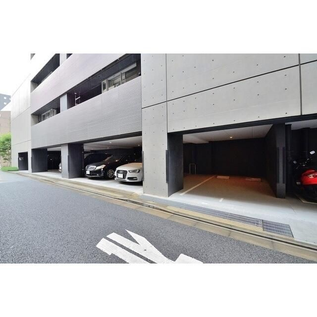コンフォリア新川の駐車場