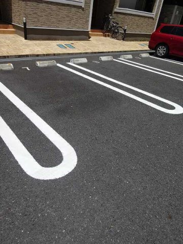 ルシェリアＡの駐車場