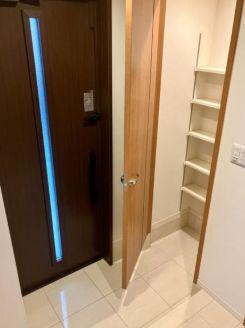中井戸建の玄関|明るい玄関です