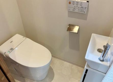 中井戸建のトイレ|落ち着いた色調のトイレです