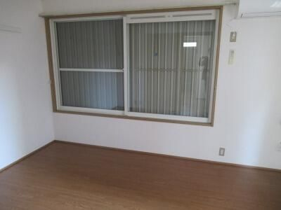 コートアオイの寝室|広くて明るい寝室