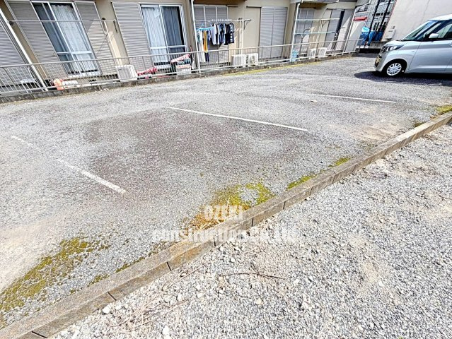 ウエイブメゾンBの駐車場